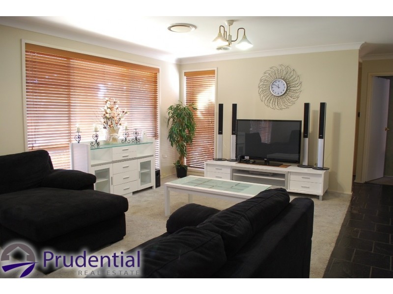 1 Yarra Close, Kearns NSW 2558