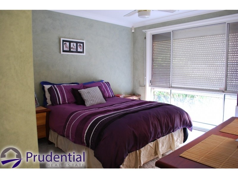 1 Yarra Close, Kearns NSW 2558