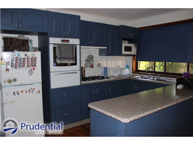 8 Emilia Close, Rosemeadow NSW 2560