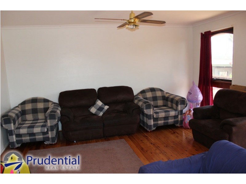 8 Emilia Close, Rosemeadow NSW 2560