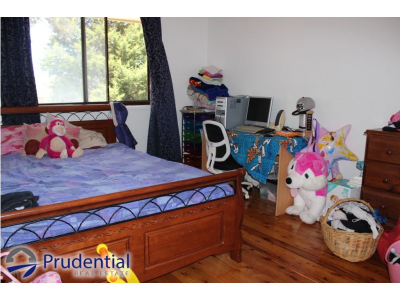 8 Emilia Close, Rosemeadow NSW 2560