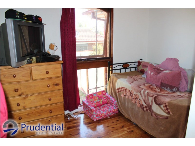 8 Emilia Close, Rosemeadow NSW 2560