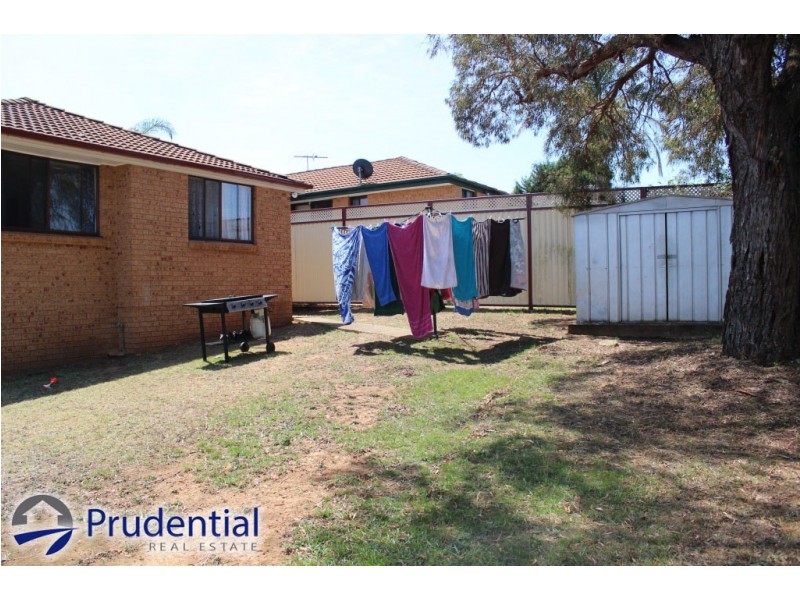 8 Emilia Close, Rosemeadow NSW 2560