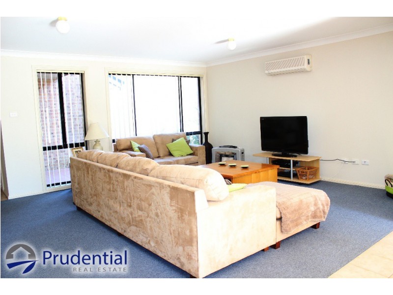 28B Fullerton Cct, St Helens Park NSW 2560