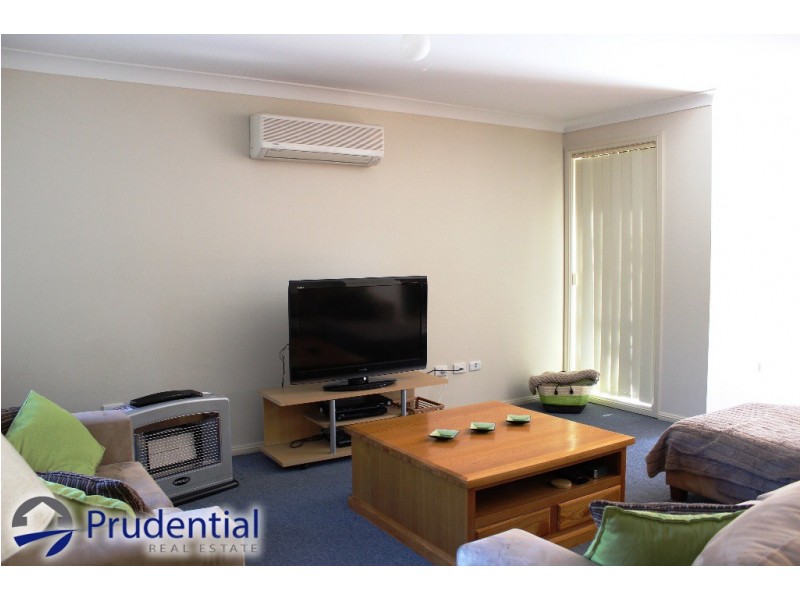 28B Fullerton Cct, St Helens Park NSW 2560