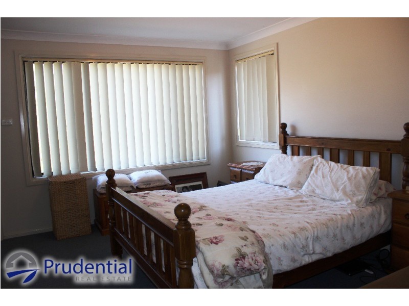 28B Fullerton Cct, St Helens Park NSW 2560
