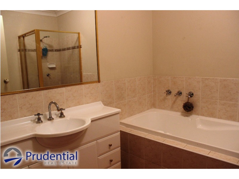 28B Fullerton Cct, St Helens Park NSW 2560