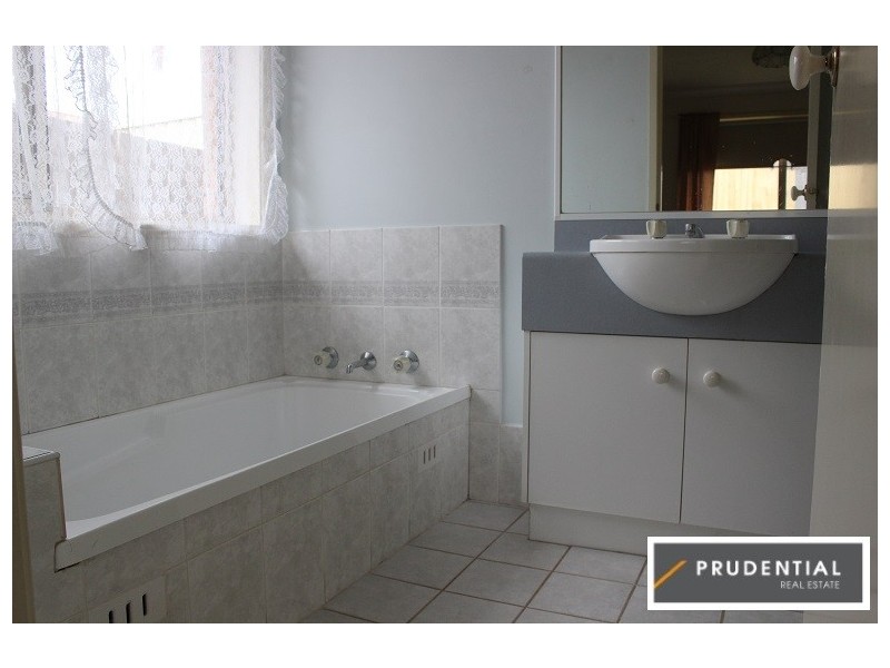 5 Dwyer Place, St Helens Park NSW 2560