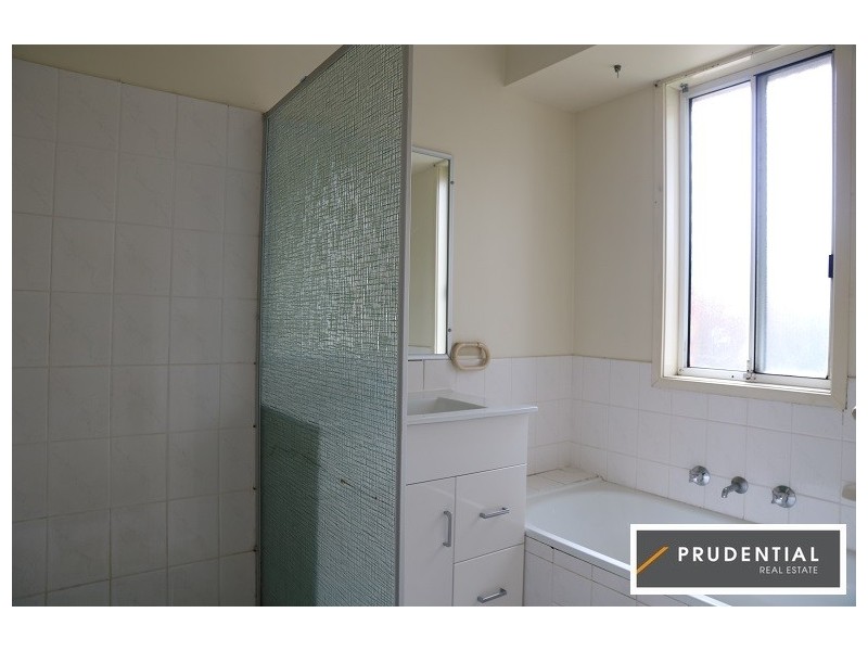 27 Crommelin Crescent, St Helens Park NSW 2560