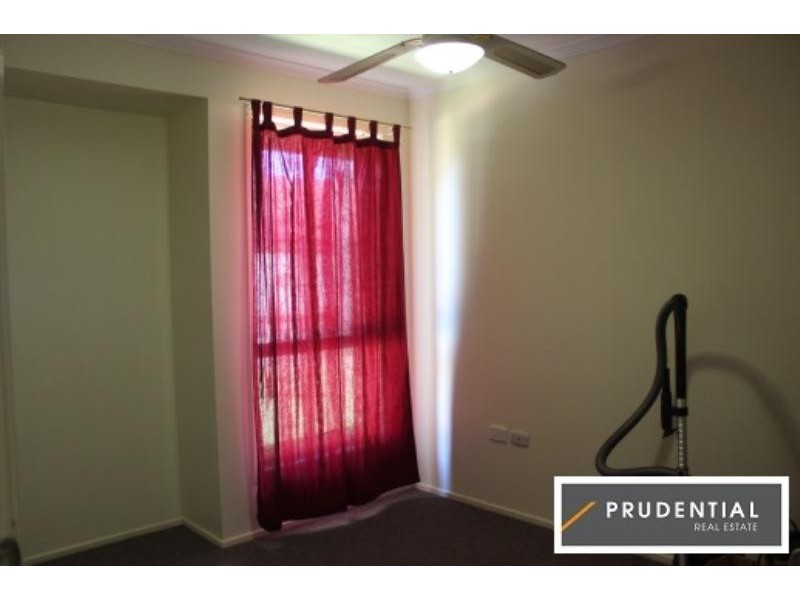 27 Crommelin Crescent, St Helens Park NSW 2560