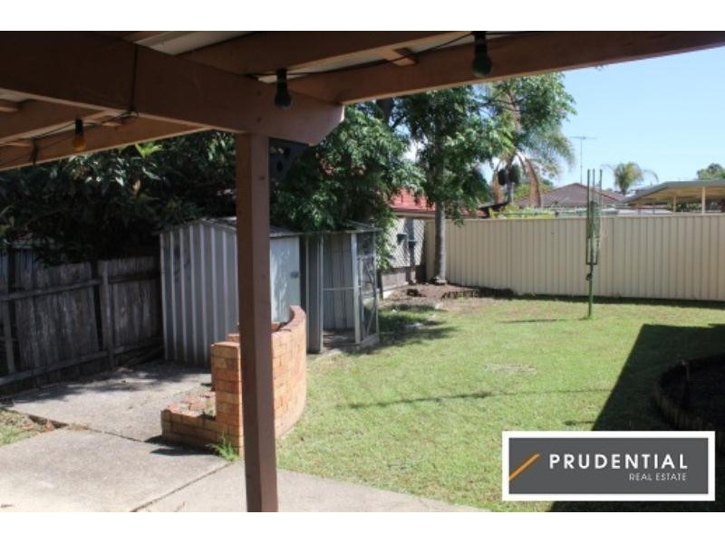 27 Crommelin Crescent, St Helens Park NSW 2560