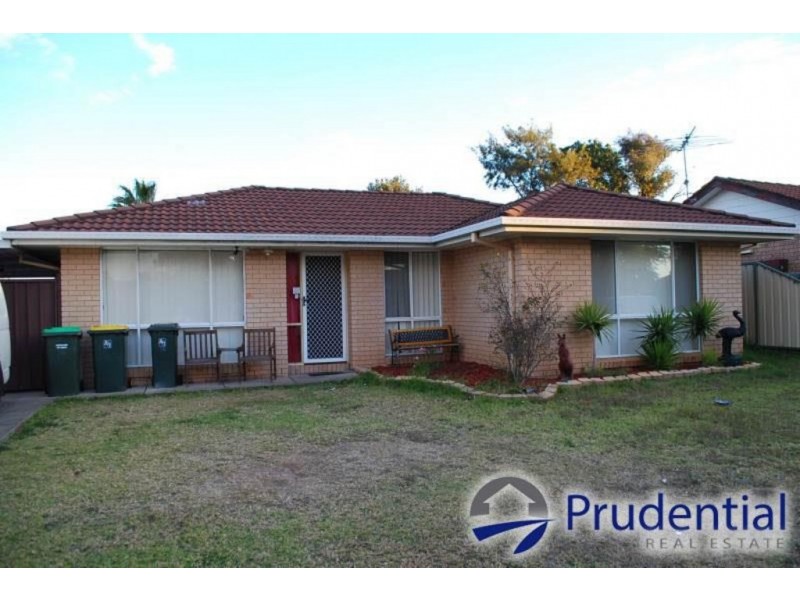 18 Oswald Crescent, Rosemeadow NSW 2560