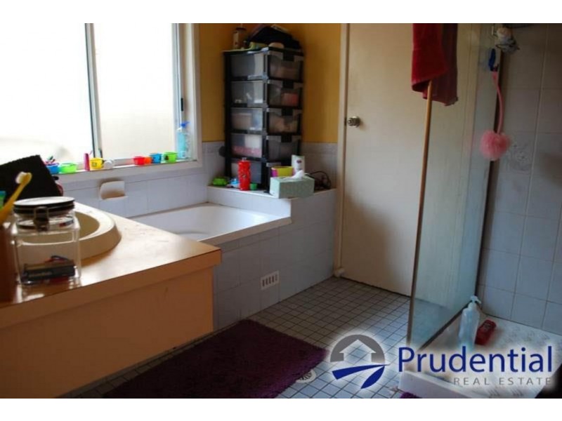 18 Oswald Crescent, Rosemeadow NSW 2560