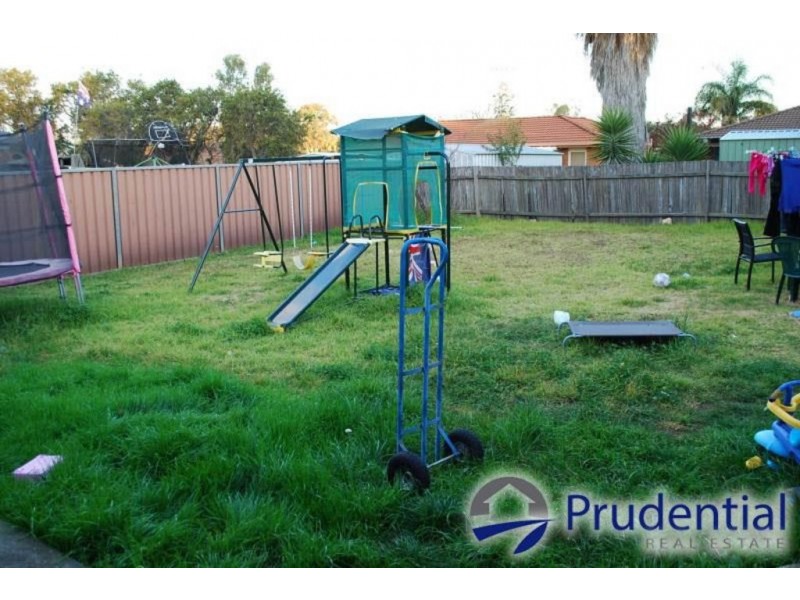 18 Oswald Crescent, Rosemeadow NSW 2560