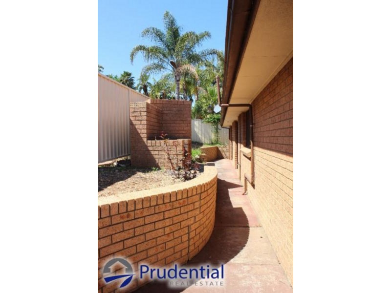 21a Hamlet Cres, Rosemeadow NSW 2560