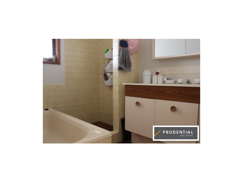 21 Hamlet Crescent, Rosemeadow NSW 2560