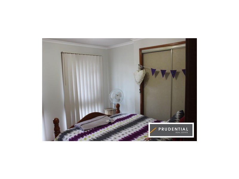 21 Hamlet Crescent, Rosemeadow NSW 2560