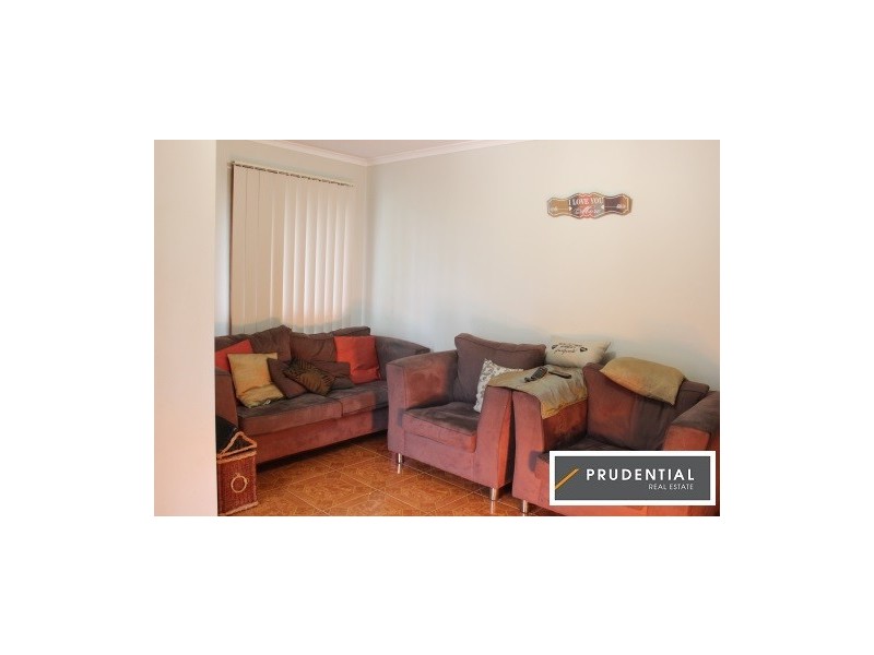 21 Hamlet Crescent, Rosemeadow NSW 2560