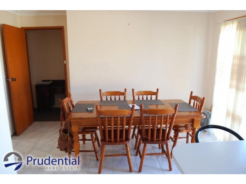 11 Bardolph Avenue, Rosemeadow NSW 2560