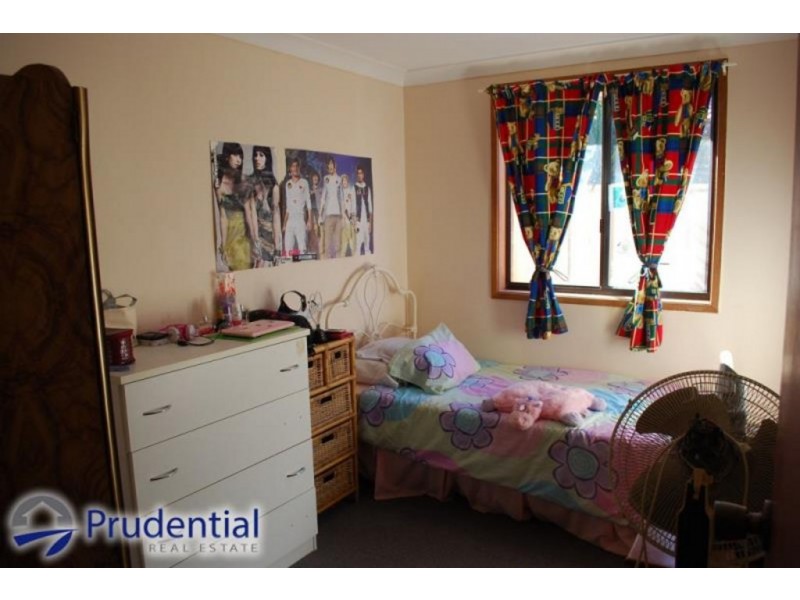 11 Bardolph Avenue, Rosemeadow NSW 2560