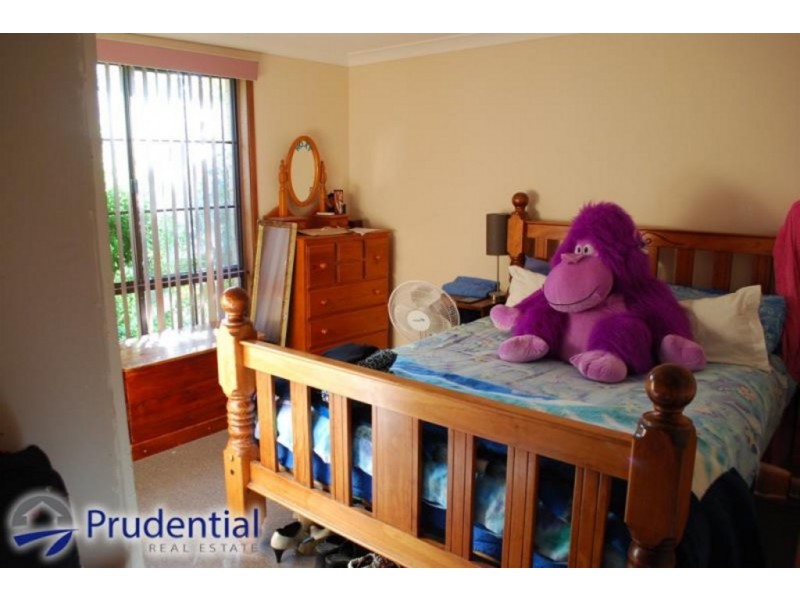11 Bardolph Avenue, Rosemeadow NSW 2560