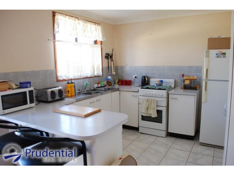 11 Bardolph Avenue, Rosemeadow NSW 2560