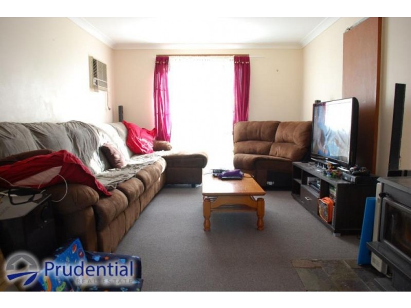 11 Bardolph Avenue, Rosemeadow NSW 2560