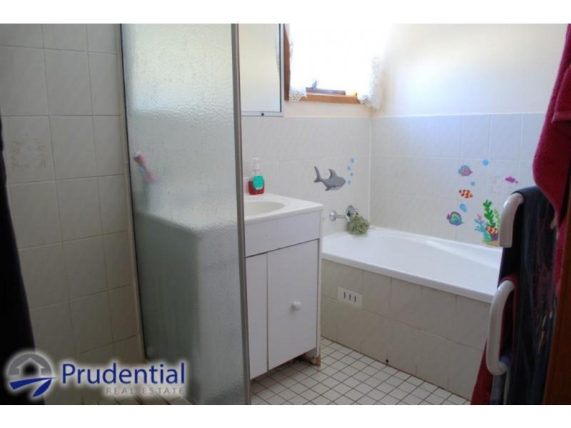 11 Bardolph Avenue, Rosemeadow NSW 2560