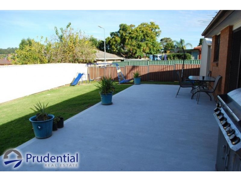 11 Bardolph Avenue, Rosemeadow NSW 2560
