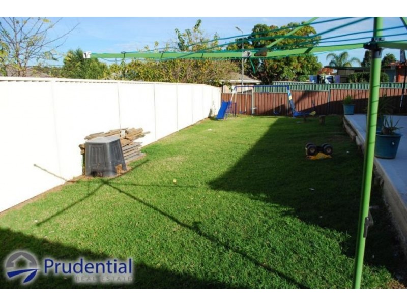 11 Bardolph Avenue, Rosemeadow NSW 2560