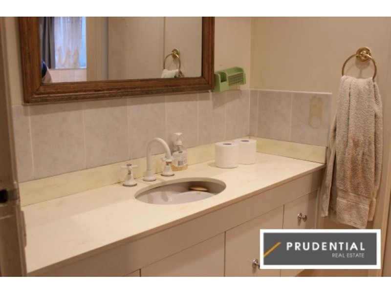 8 Alexis Place, Rosemeadow NSW 2560