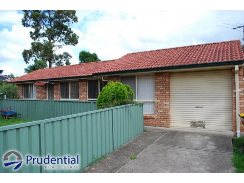 8b Elliott Place, St Helens Park NSW 2560