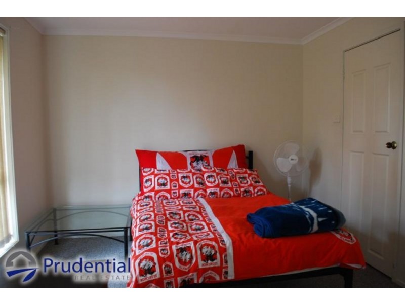8b Elliott Place, St Helens Park NSW 2560