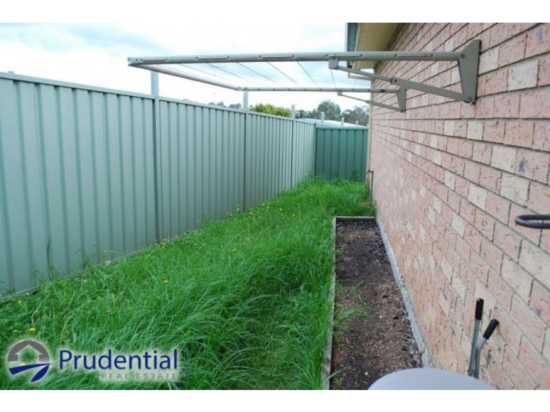 8b Elliott Place, St Helens Park NSW 2560