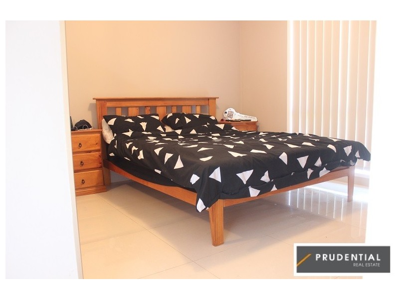 33 Lorenzo Crescent, Rosemeadow NSW 2560