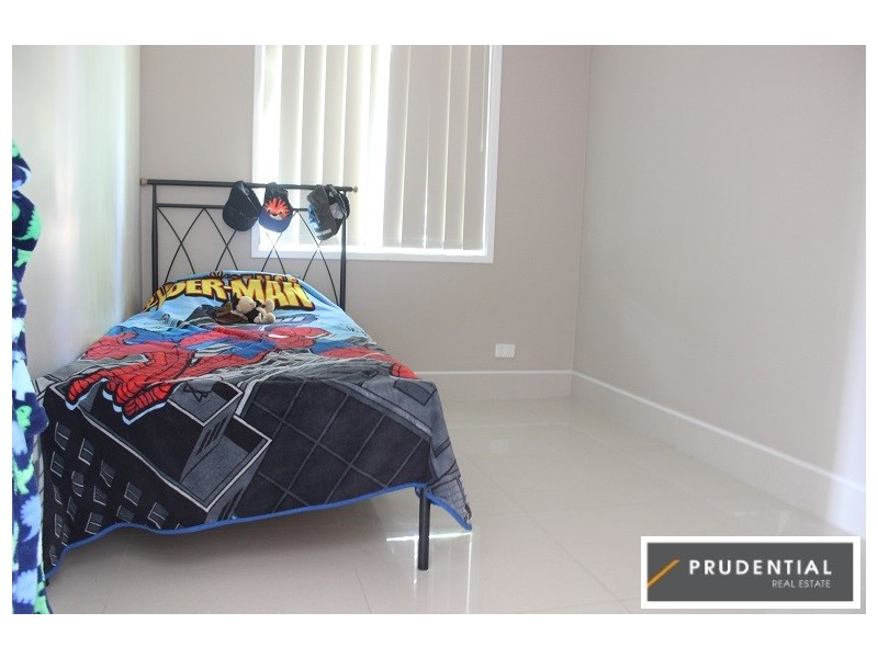 33 Lorenzo Crescent, Rosemeadow NSW 2560