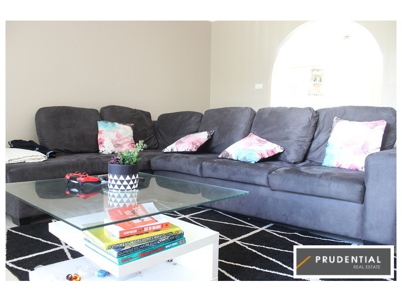 33 Lorenzo Crescent, Rosemeadow NSW 2560