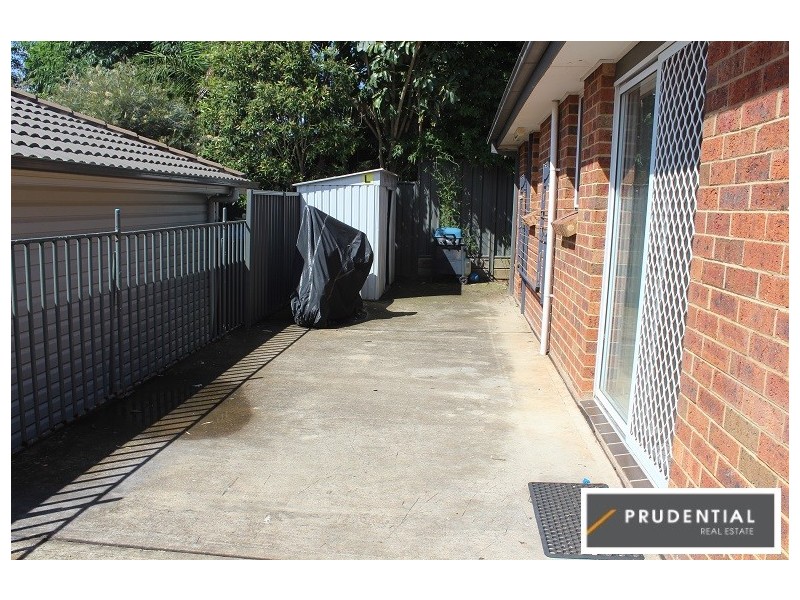 33 Lorenzo Crescent, Rosemeadow NSW 2560