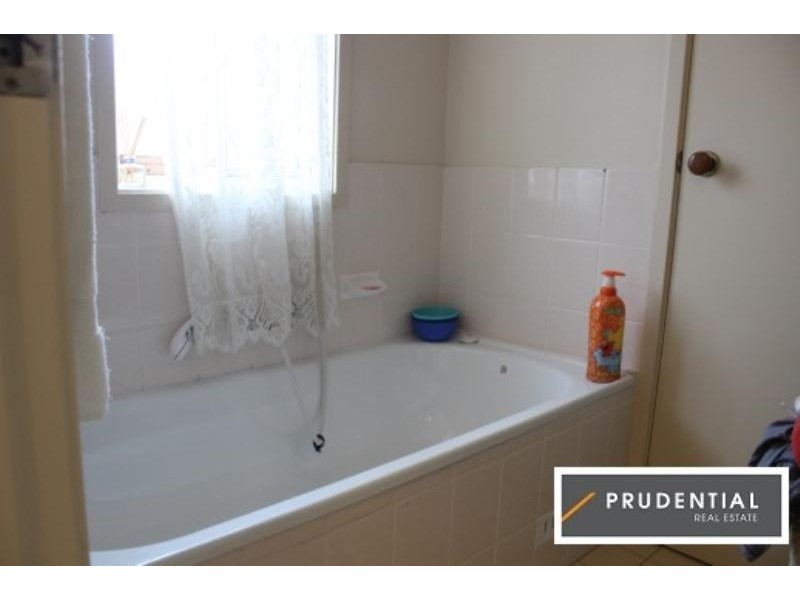 26 Crommelin Crescent, St Helens Park NSW 2560