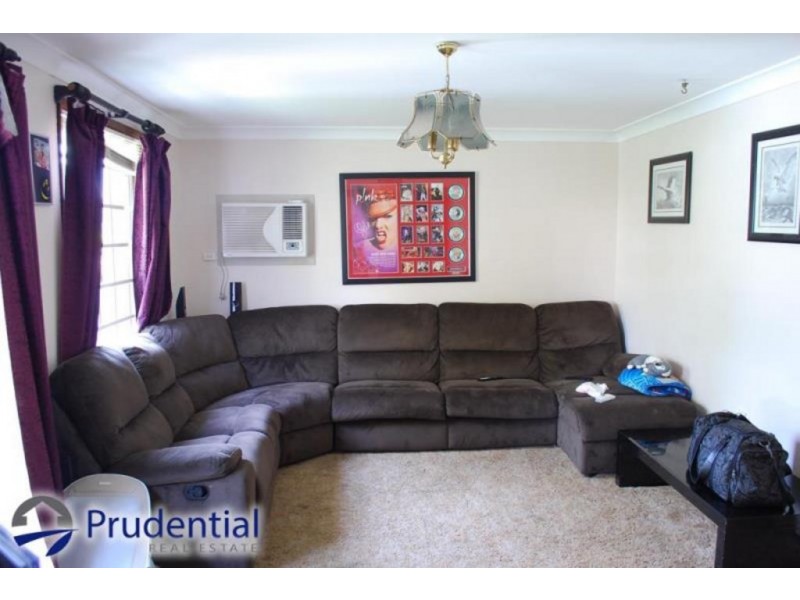 6 Willett Place, Ambarvale NSW 2560