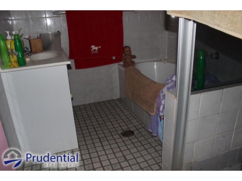 24 Lorenzo Crescent, Rosemeadow NSW 2560