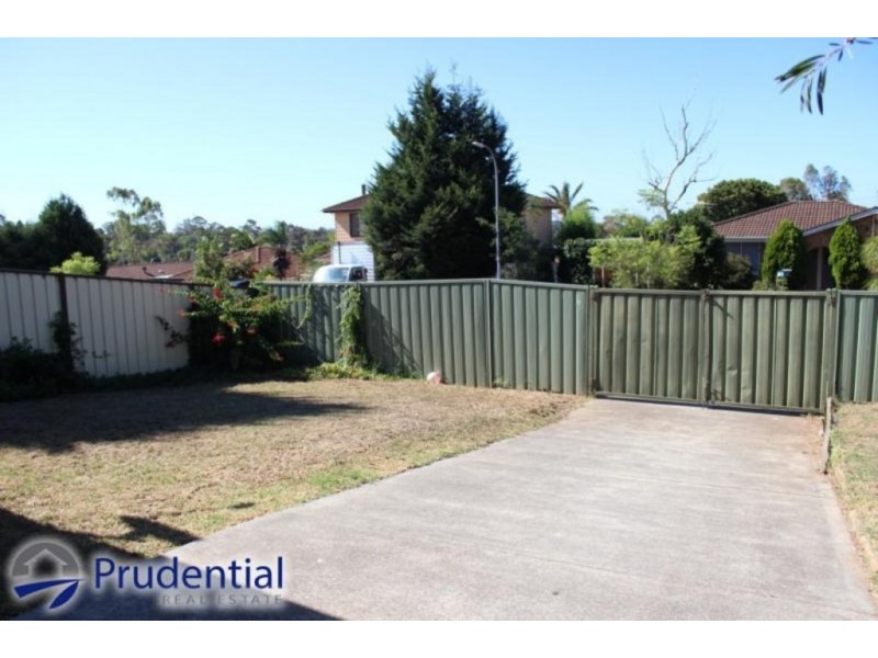 24 Lorenzo Crescent, Rosemeadow NSW 2560