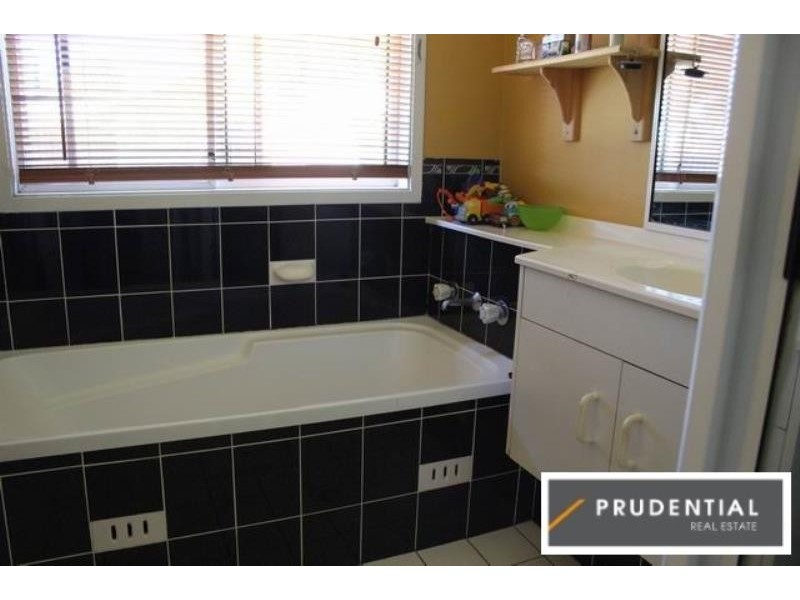 33 Donalbain Circuit, Rosemeadow NSW 2560