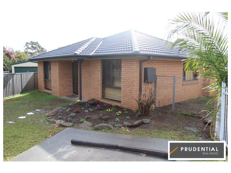 15B Lorenzo Cres, Rosemeadow NSW 2560
