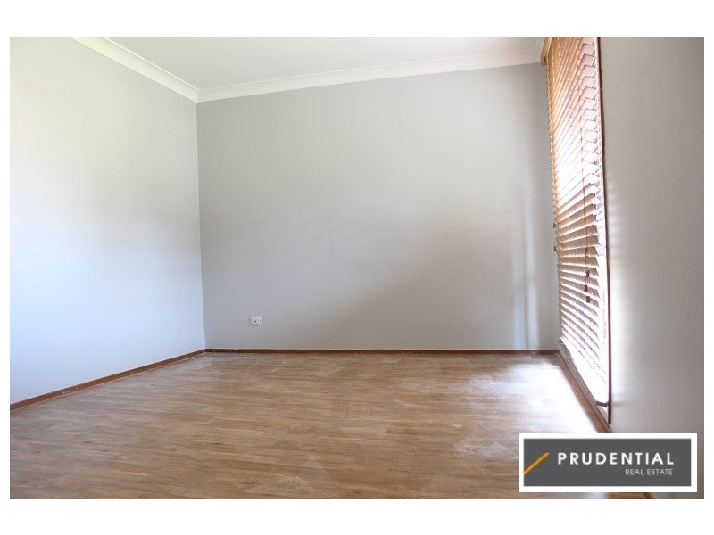 15B Lorenzo Cres, Rosemeadow NSW 2560