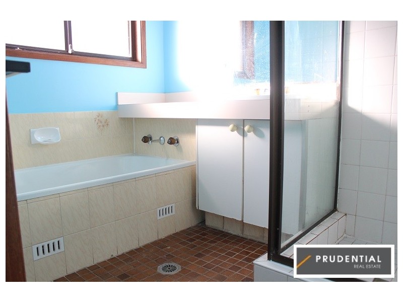 15B Lorenzo Cres, Rosemeadow NSW 2560