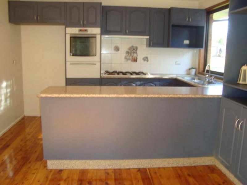 8 Emilia Close, Rosemeadow NSW 2560