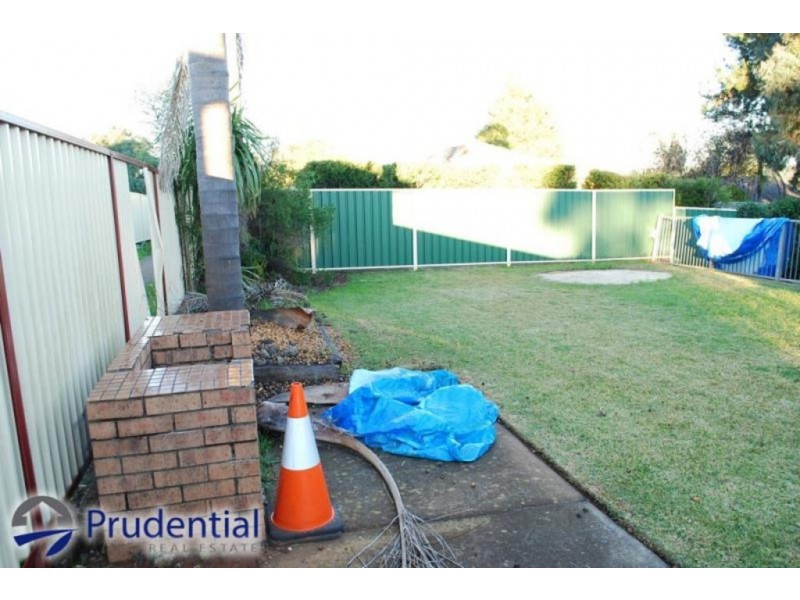 10 Emilia Avenue,, Rosemeadow NSW 2560