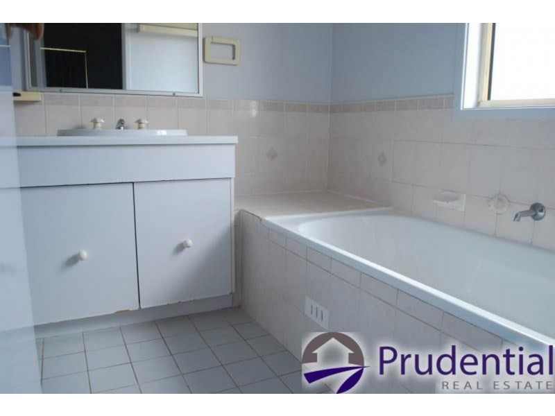 9 Carandini Crescent, St Helens Park NSW 2560