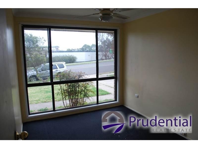 19 Fitzgibbon Lane, Rosemeadow NSW 2560